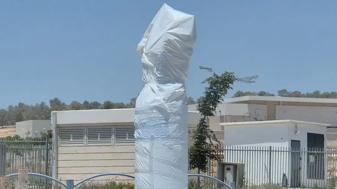 הפסל החדש בכיכר ביישוב כרמית