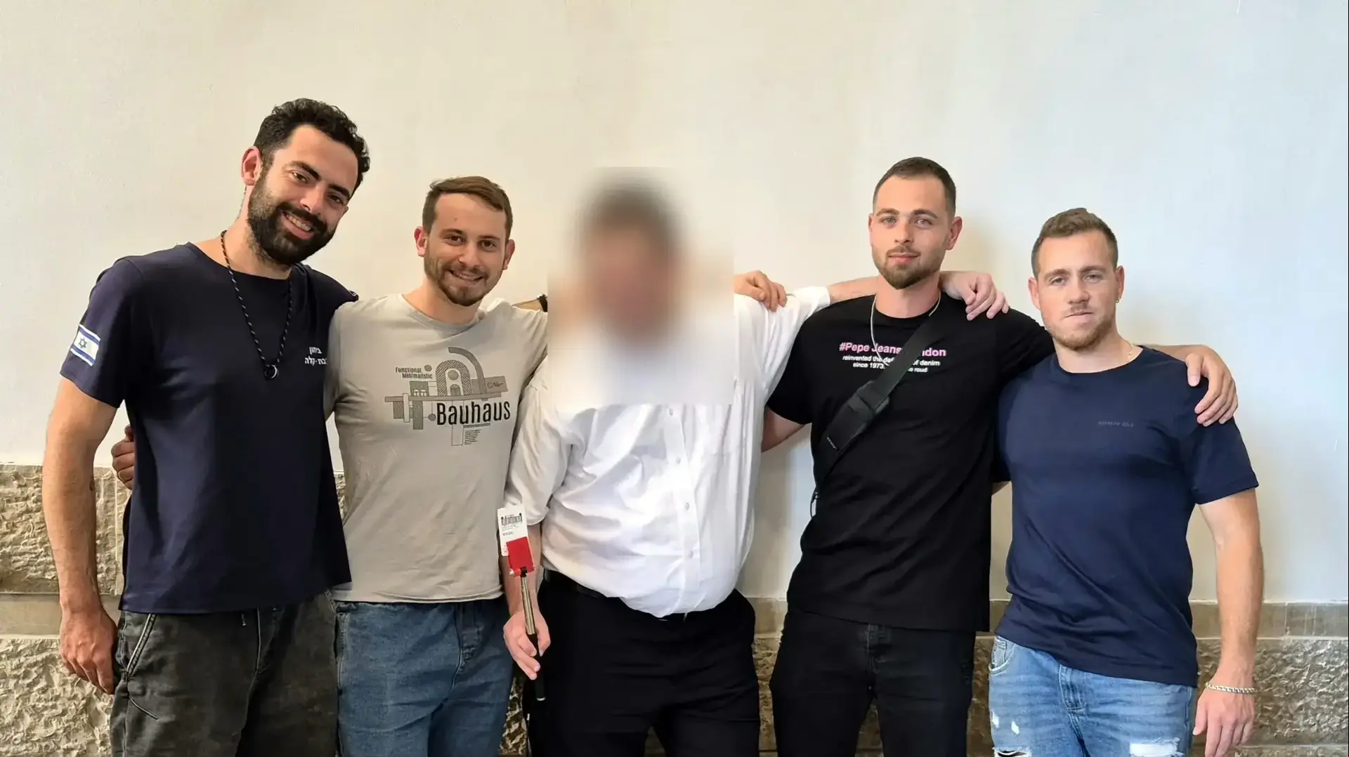יהושע (ג'וש) מלמד סטודנט להנדסת תעשייה וניהול; ינון טויטו סטודנט להנדסת תעשייה וניהול; ש' החולה בטרשת נפוצה; בנימין ברנר, סטודנט שנה ב' להנדסת מכונות ואופיר שולץ, סטודנט שנה א' להנדסת חשמל