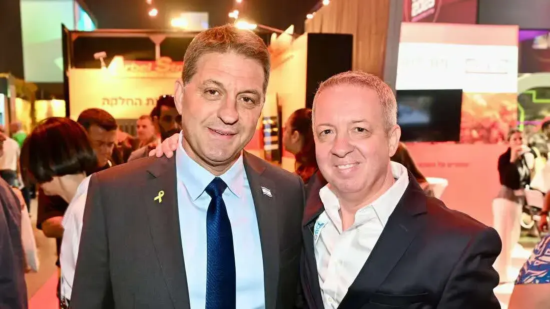מימין לשמאל: ברק נרדי, מנכ"ל בנק מרכנתיל  + חיים ביבס, יו"ר מרכז השלטון המקומי