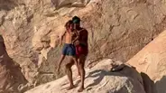 משפיען זרק את בנו מצוק למים כדי לקבל לייקים