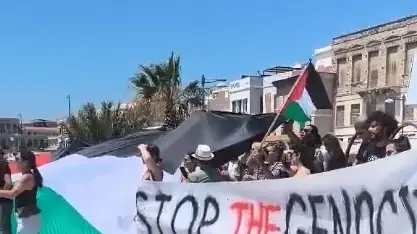 מוחאים בהפגנה פרו פלסטינית מונעים מישראלים לרדת מספינה, באי סירוס שביוון, 22 ביולי 2025