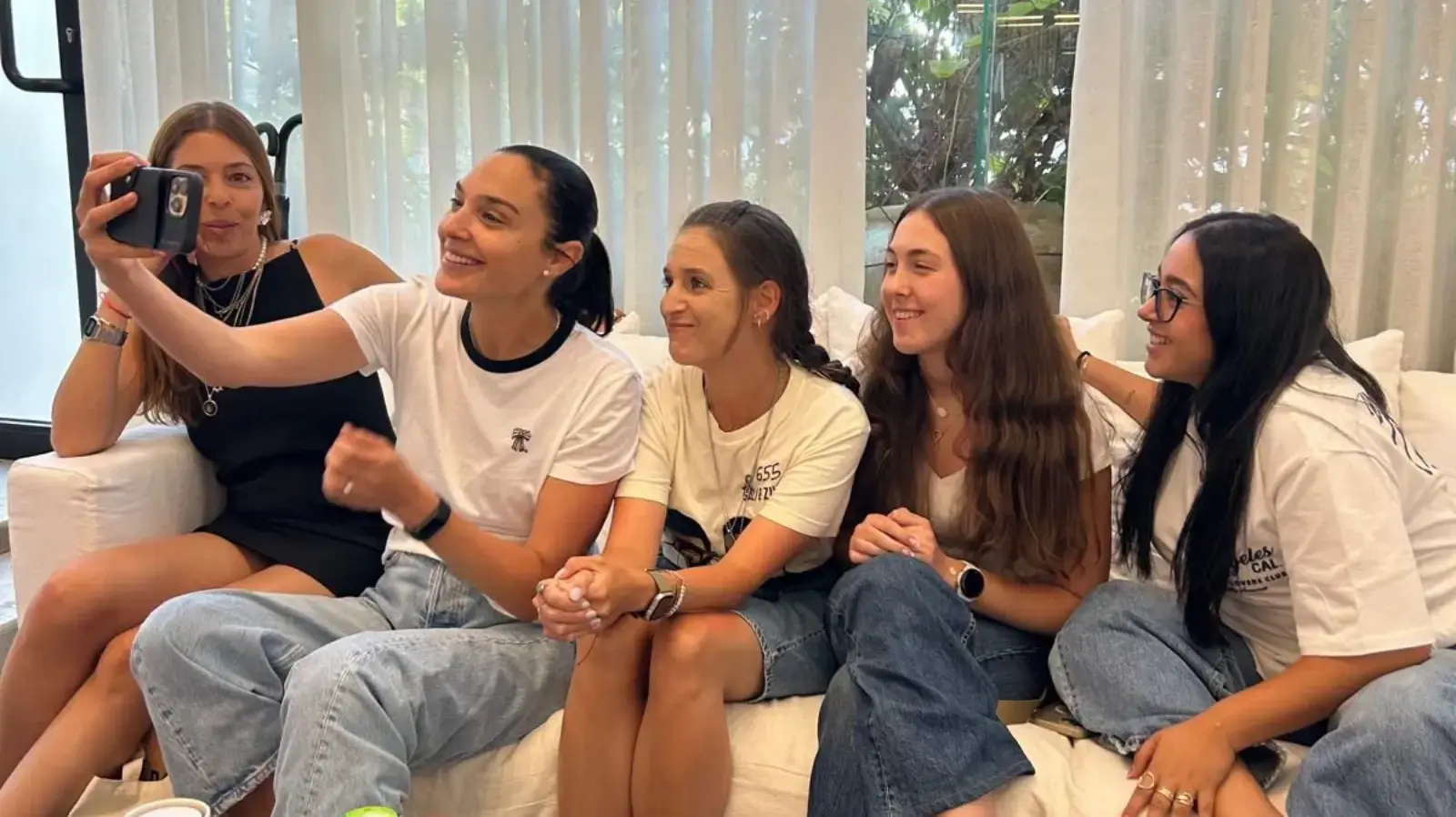 גל גדות נפגשת עם שורדות השבי דורון שטיינברכר, לירי אלבג, נעמה לוי, מורן סטלה ינאי ואילנה גריצווסקי