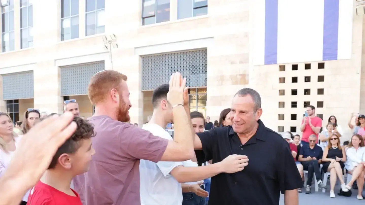 דני קליין מקבל פרס במהלך סטריטבול ירושלים 2025