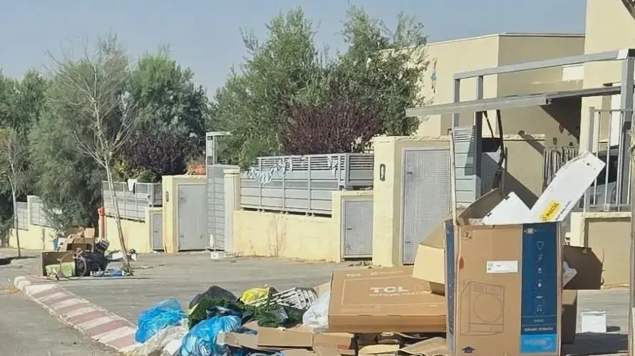 קרטונים ופסולת שנותרים ברחובות היישוב
