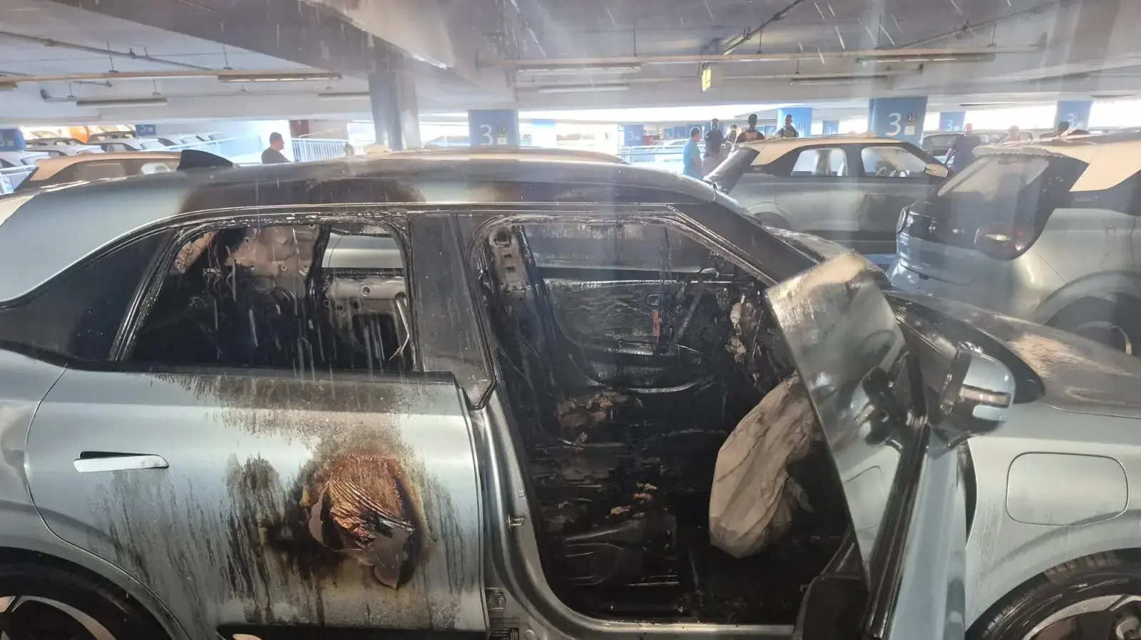 דונגפנג בוקס שניזוקו בעת כיבוי בוקס שהוצתה בקניון רננים ברעננה