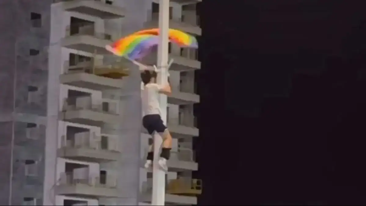 נערים תולשים דגלי גאווה בבאר שבע