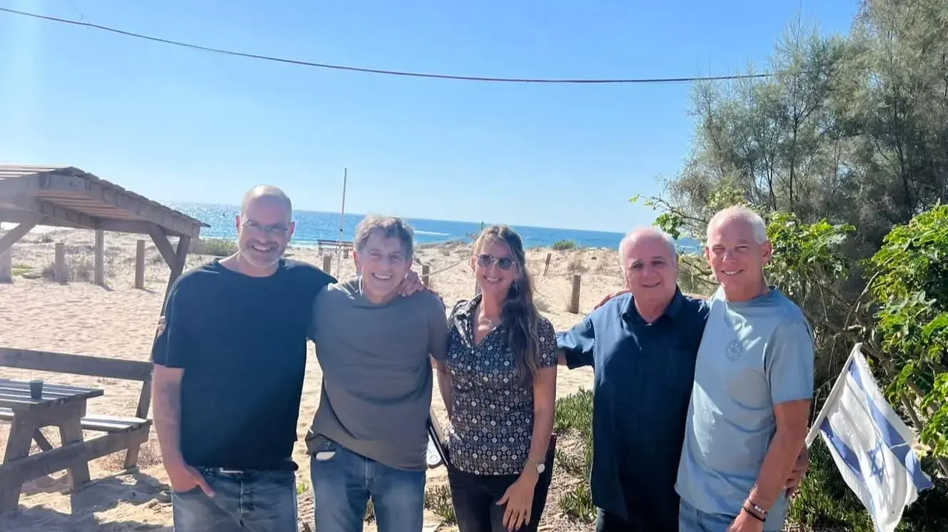 חגי רזניק יו"ר הקרן לחיילים משוחררים במשרד הביטחון ביקר בכפר איזון בשדות ים