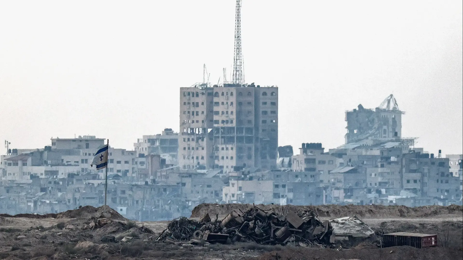 דגל ישראל בהריסות ברצועת עזה, 7 באוגוסט 2025