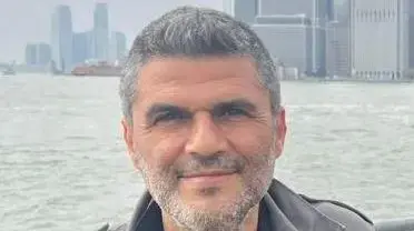המוזיקאי אלון כהן בשכונת דמבו בברוקלין, ניו יורק, 2023