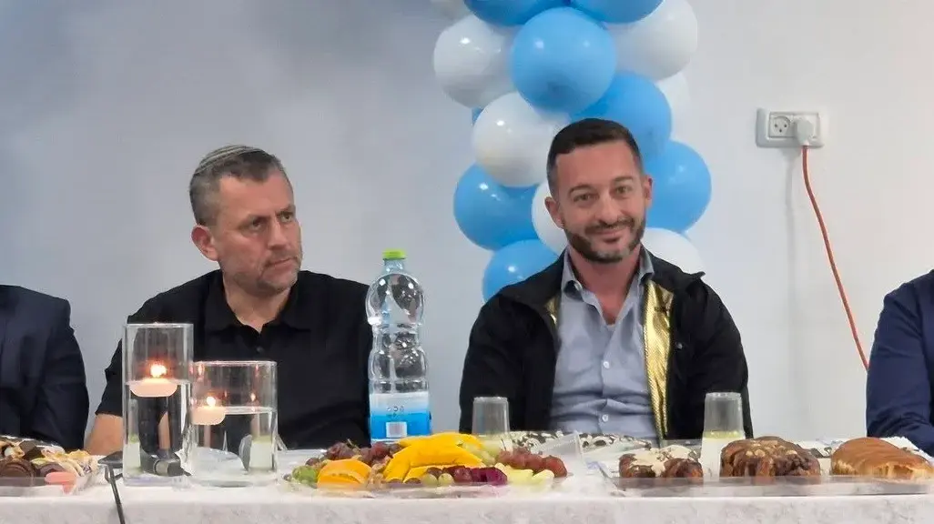 ראש עיריית ערד יאיר מעיין וסגנו גיא בריוזה