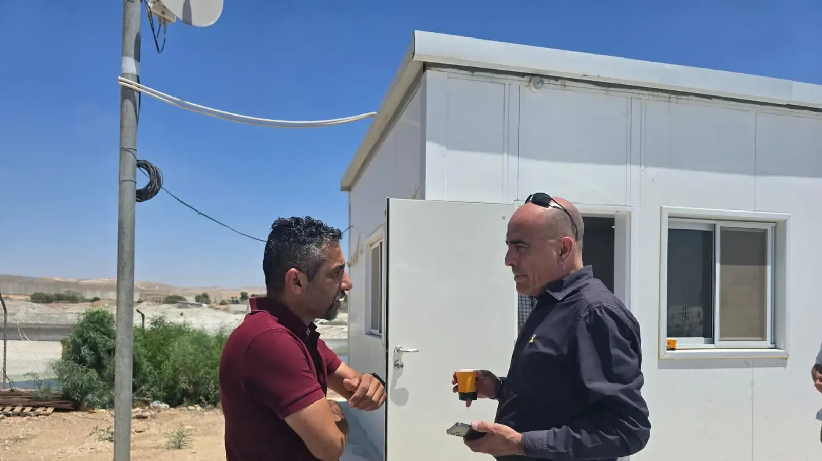 שמעון פרץ במתקן התפיסה האזורי ליד מעבר מיתר