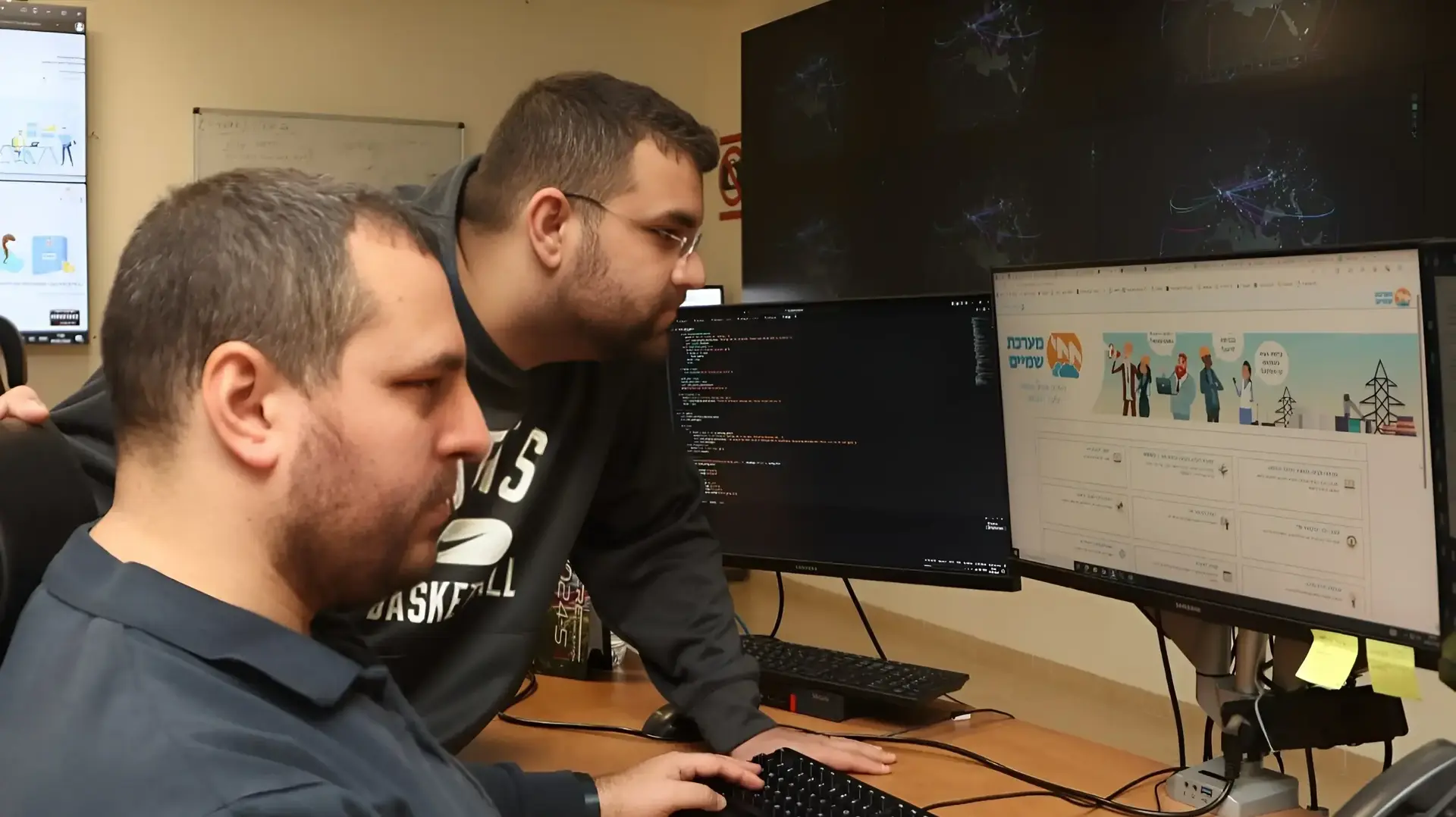 עובדים בחמ"ל הסייבר של חברת החשמל.