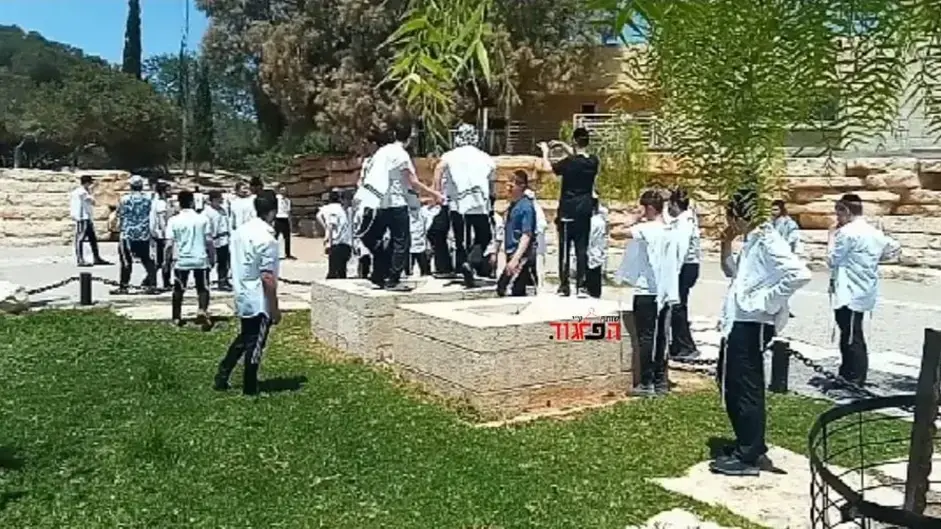 חרדים רוקדים על קברו של דוד בן גוריון