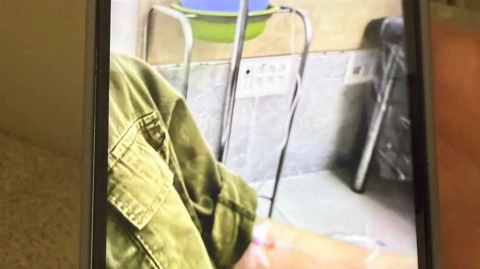 חיילת עם אינפוזיה לאחר שהתמוטטה בבסיס סיירים