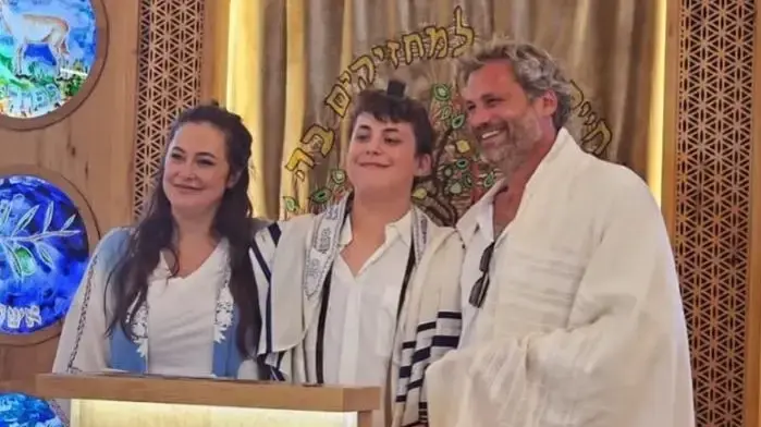 קרן פלס ונועם טור חוגגים את בר המצווה של בנם אורי