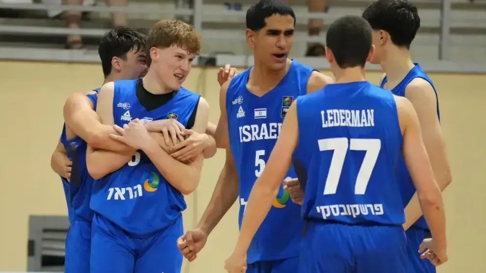 שחקני נבחרת הקדטים חוגגים עם אשל לוינטל