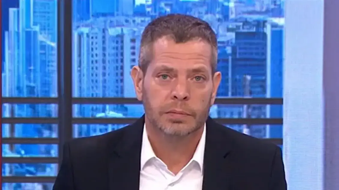שי גולדן בביקורת נוקבת על ראש הממשלה בנימין נתניהו בשידור חי ברשת 13, ביום השביתה והפגנות למען הסכם לשחרור החטופים וסיום מלחמת עזה, 17 באוגוסט 2025