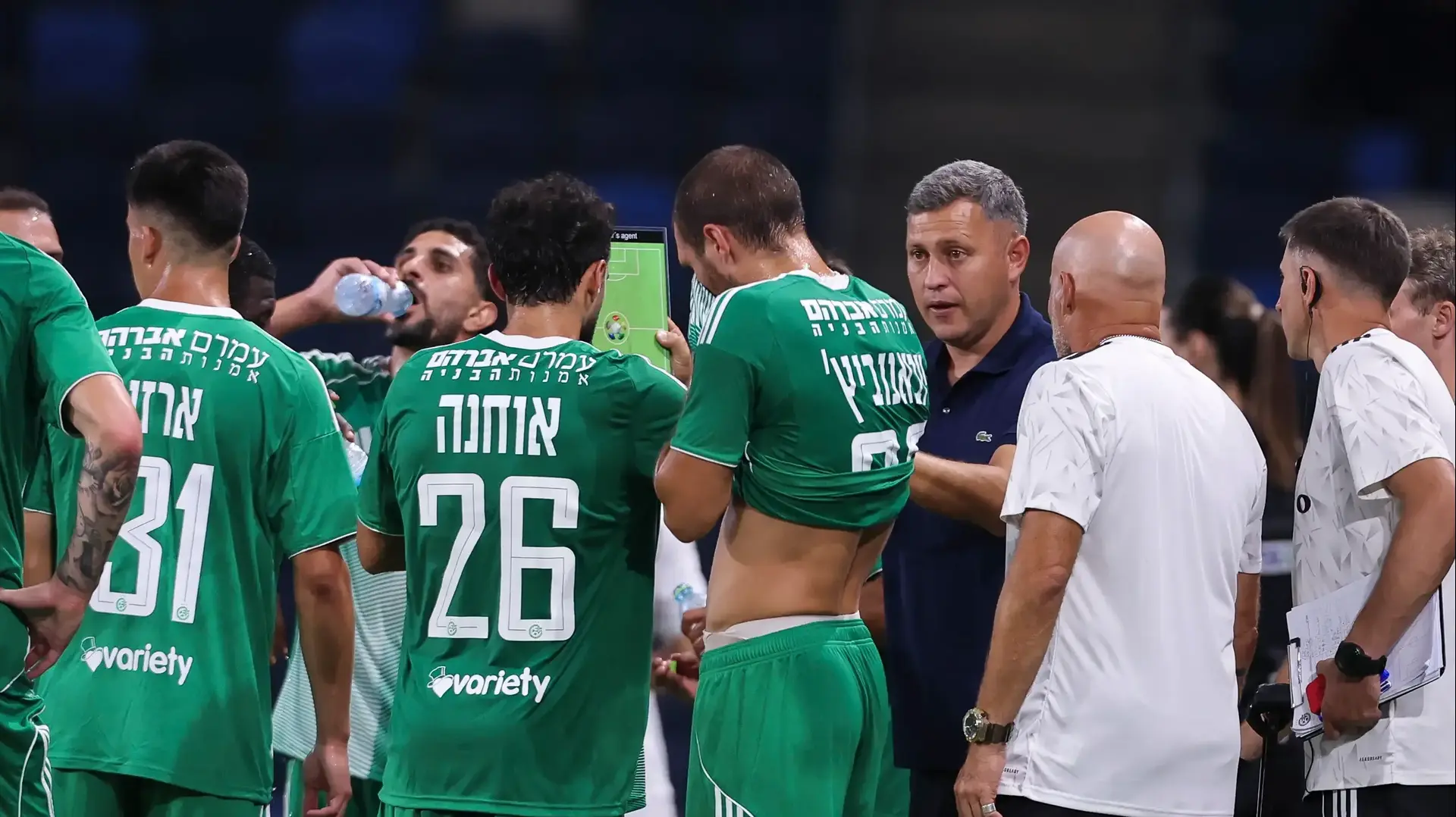 דייגו פלורס מאמן מכבי חיפה עם שחקניו