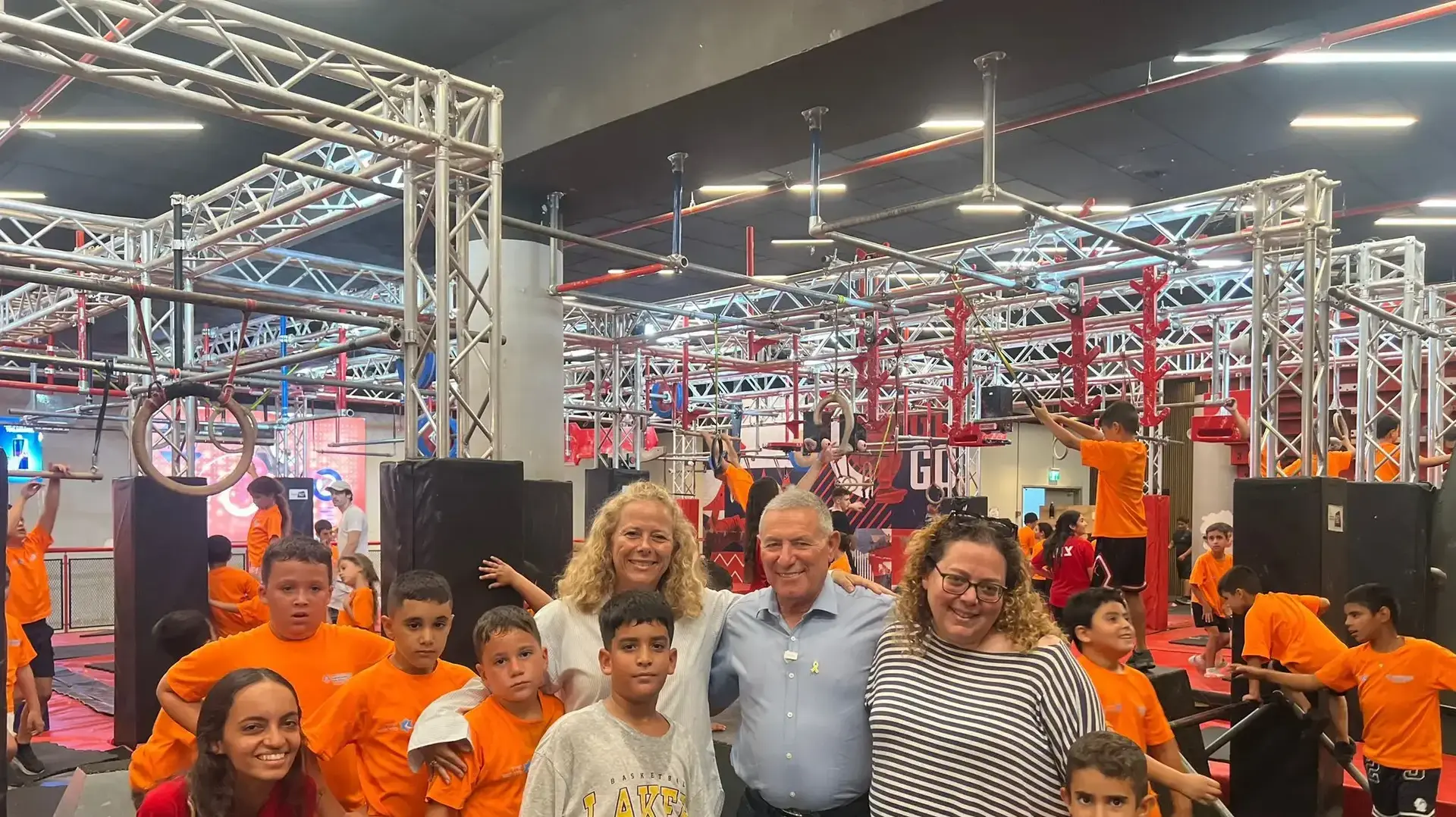 דורון אלמוג יו״ר הנהלת הסוכנות היהודית ואיילת נחמיאס ורבין עם ילדי הקייטנה