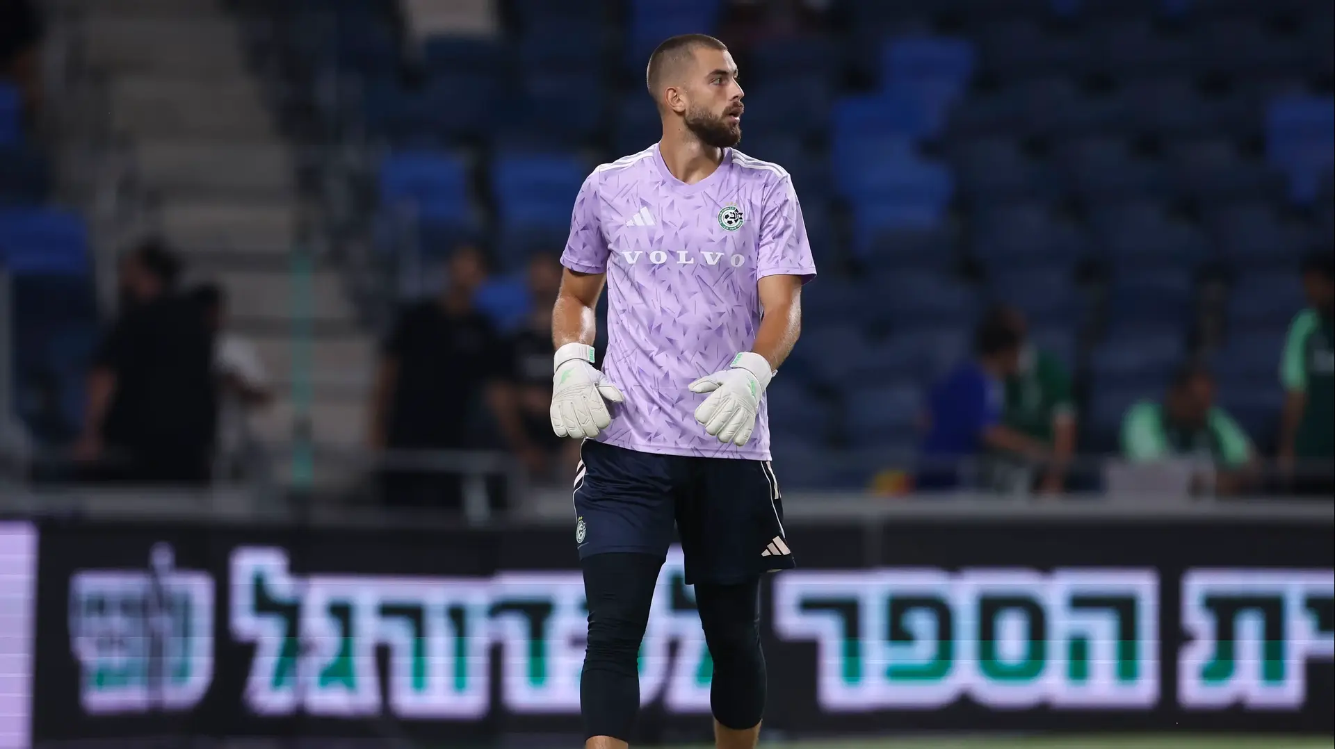 גאורגי ירמקוב שוער מכבי חיפה בחימום