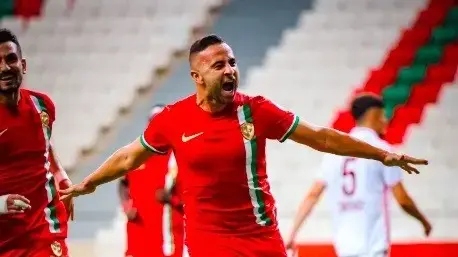 דיא סבע שחקן אמדספור חוגג שער דיא סבע שחקן אמדספור חוגג שער