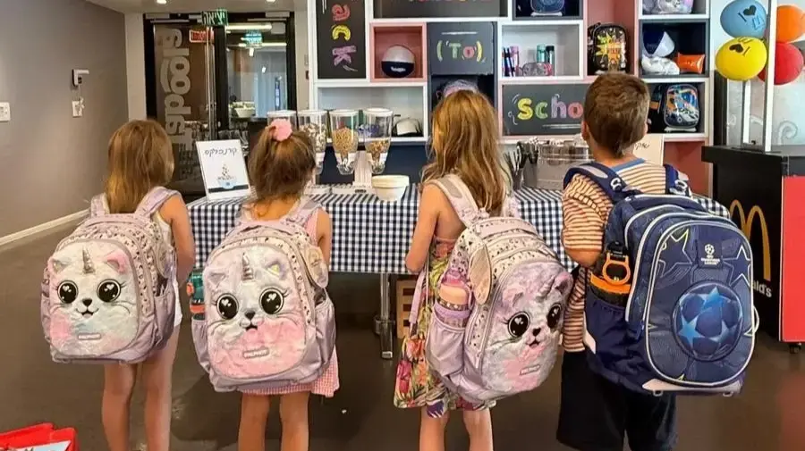 ילדי טאבולה מדגמנים את הילקוטים החדשים.