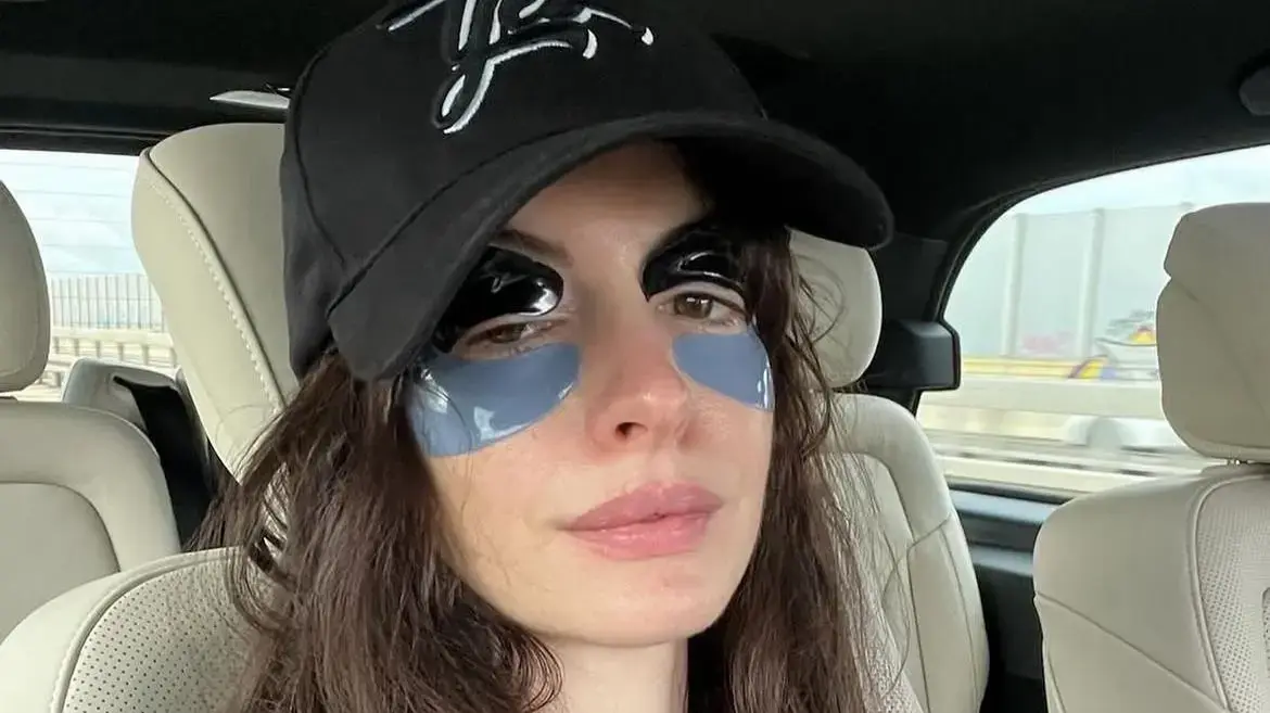 אן האת'וויי עם רטיות לעיניים