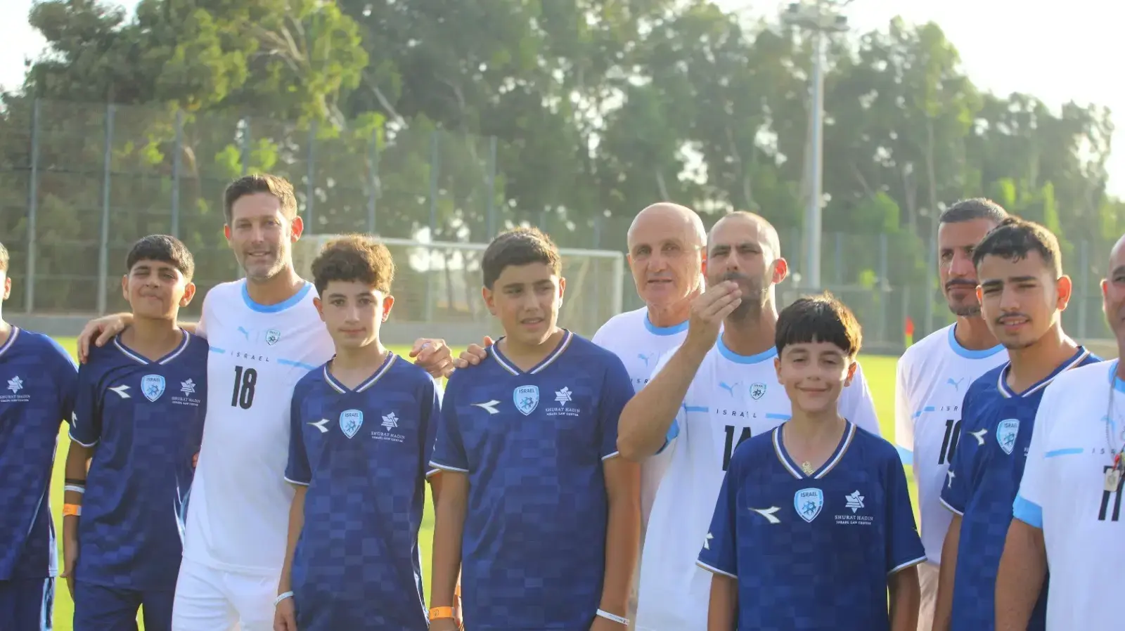שחקני העבר עומרי אפק, גילי ורמוט במשחק הוקרה לילדי מג'דל שמס