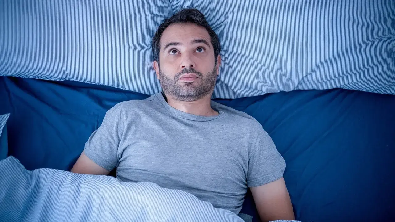 גבר לא מצליח לישון גבר לא מצליח לישון