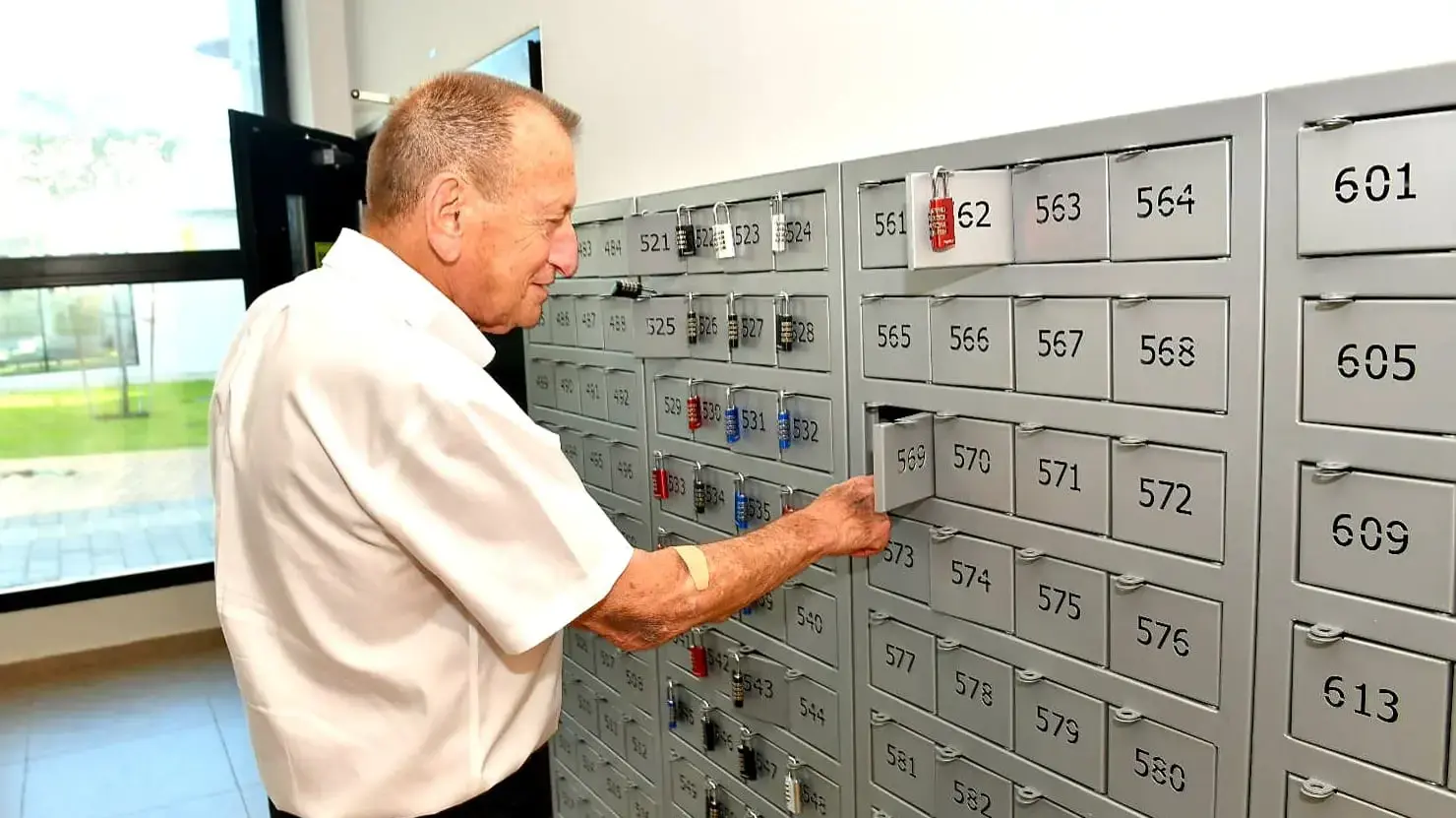 רון חולדאי, ראש העיר תל אביב-יפו, ליד עמדת הפקדת טלפונים בבית ספר בתל אביב