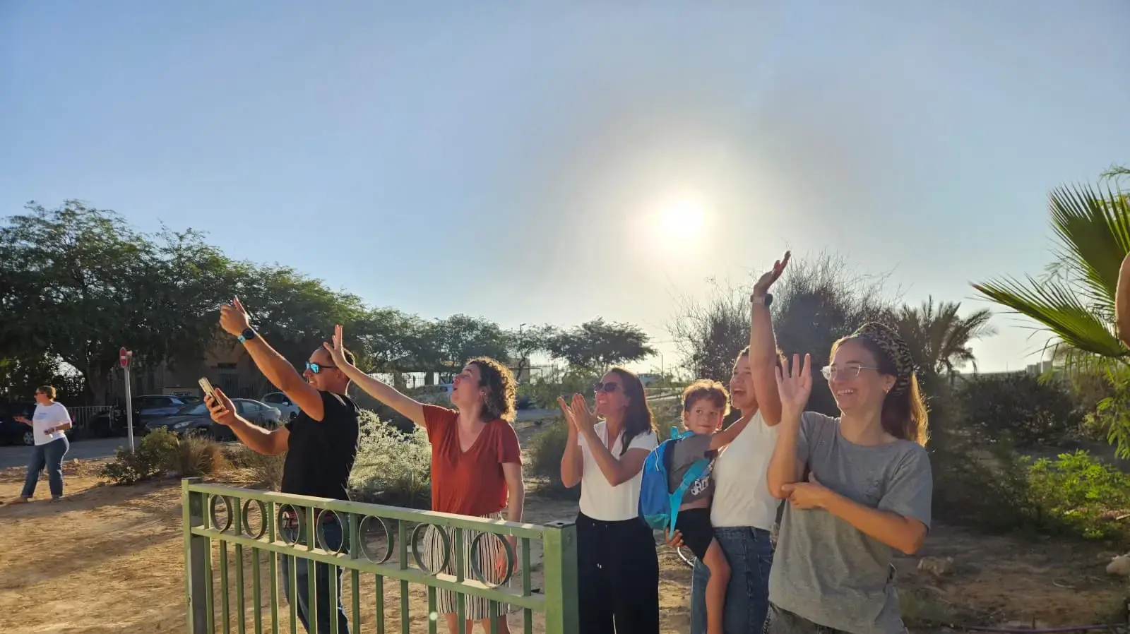 הורי רתמים מנופפים לשלום לילדים ולחופש הגדול