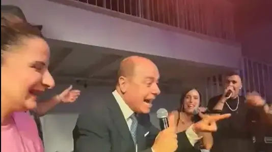 סילבן שלום מופיע בחתונת בנו
