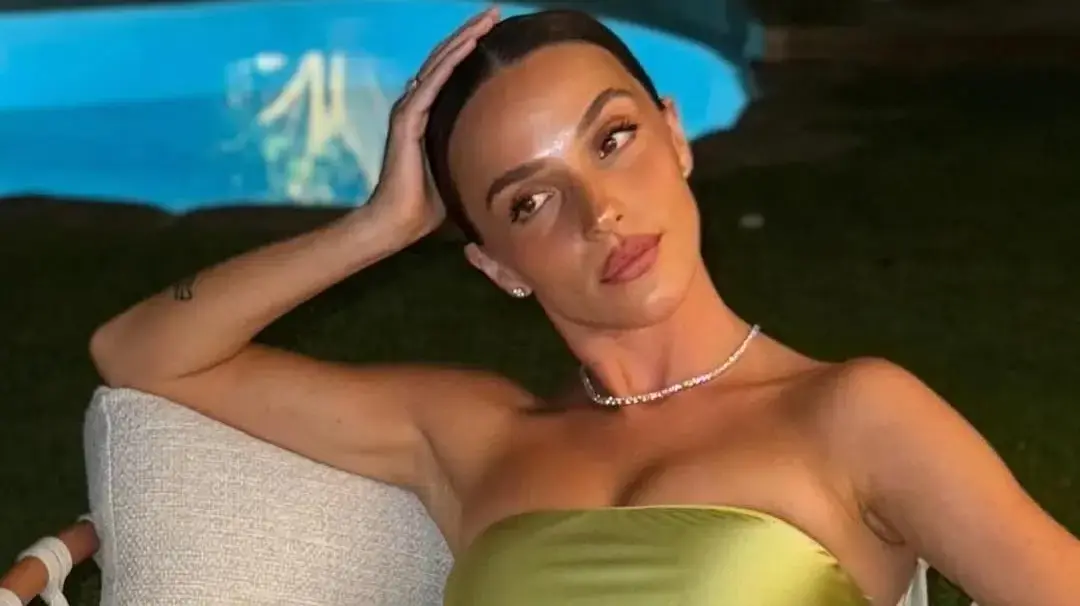 יאנה יוסף בשמלת סטרפלס מסאטן של דה רוקוקו. ספטמבר 2025