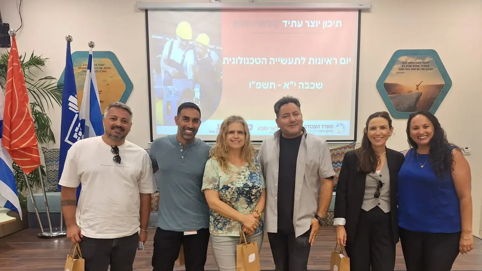 מנהל בית הספר ובכירי חברת "נטפים" הבינלאומית