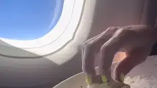 נוסעת הכינה לעצמה ניוקי במטוס