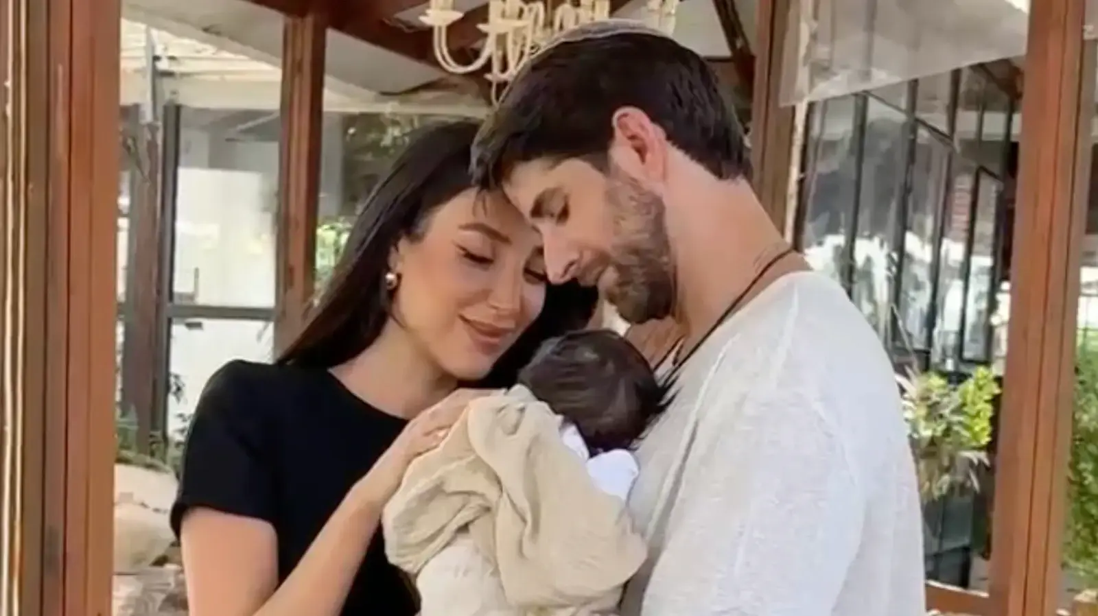 טליה עובדיה ושחף רז בברית של בנם הבכור