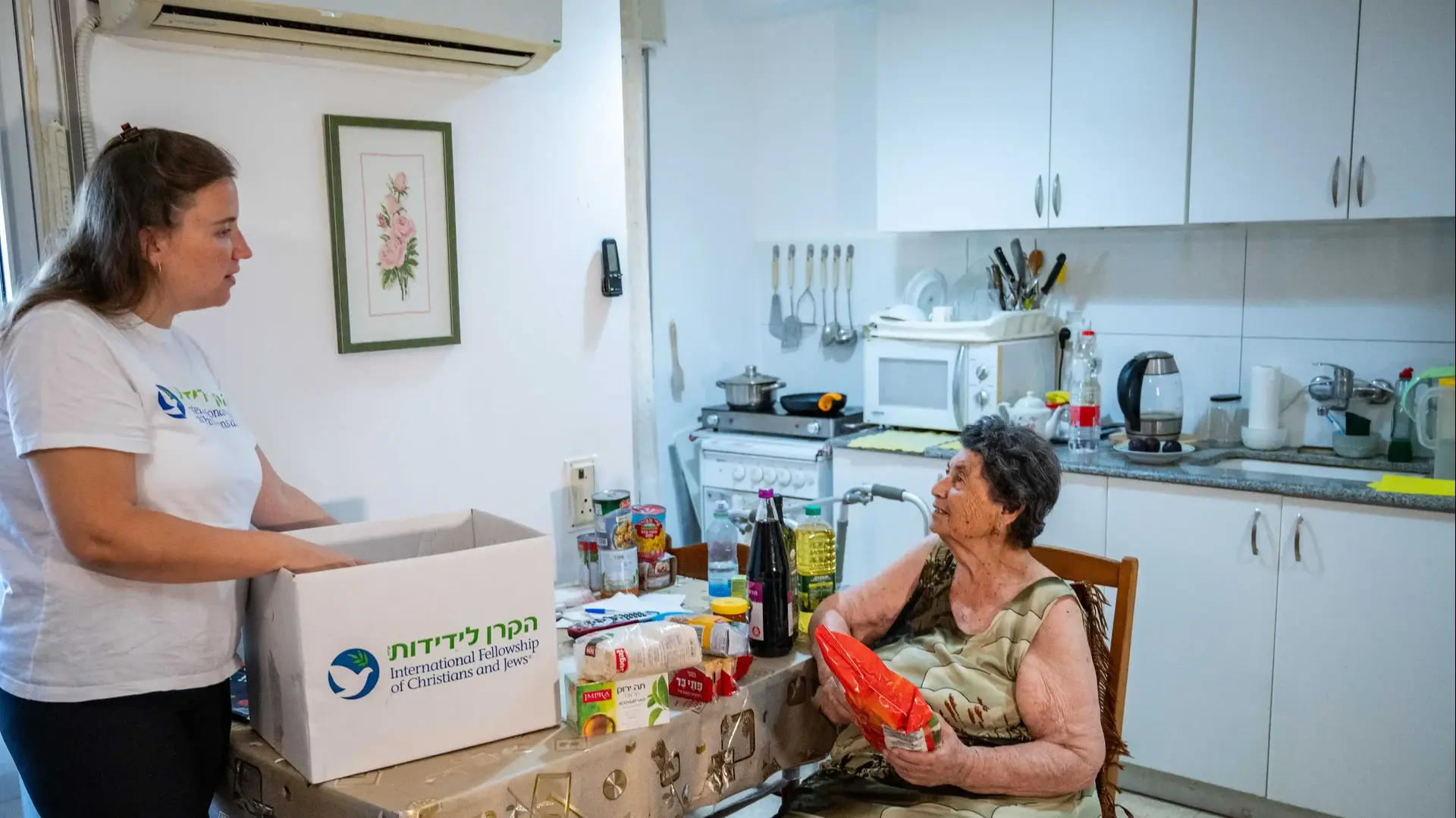 חלוקת סיוע לקראת החג