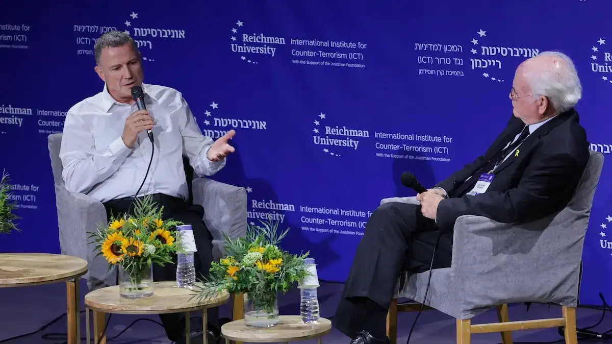 יו"ר ועדת החוץ והביטחון לשעבר, ח"כ יולי אדלשטיין וראש המכון למדיניות ואסטרטגיה (IPS) אלוף (מיל') פרופ' עמוס גלעד
