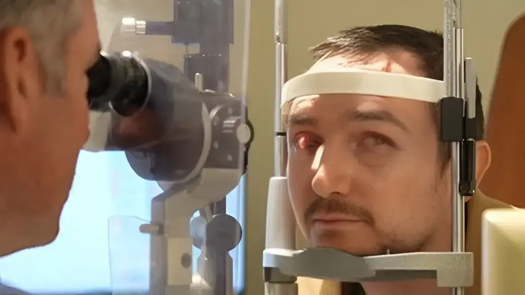 האיש שהושתלה לו שן בתוך העין