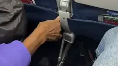 נוסעת מקלפת בוטנים בטיסה וזורקת קליפות על הרצפה נוסעת מקלפת בוטנים בטיסה וזורקת קליפות על הרצפה