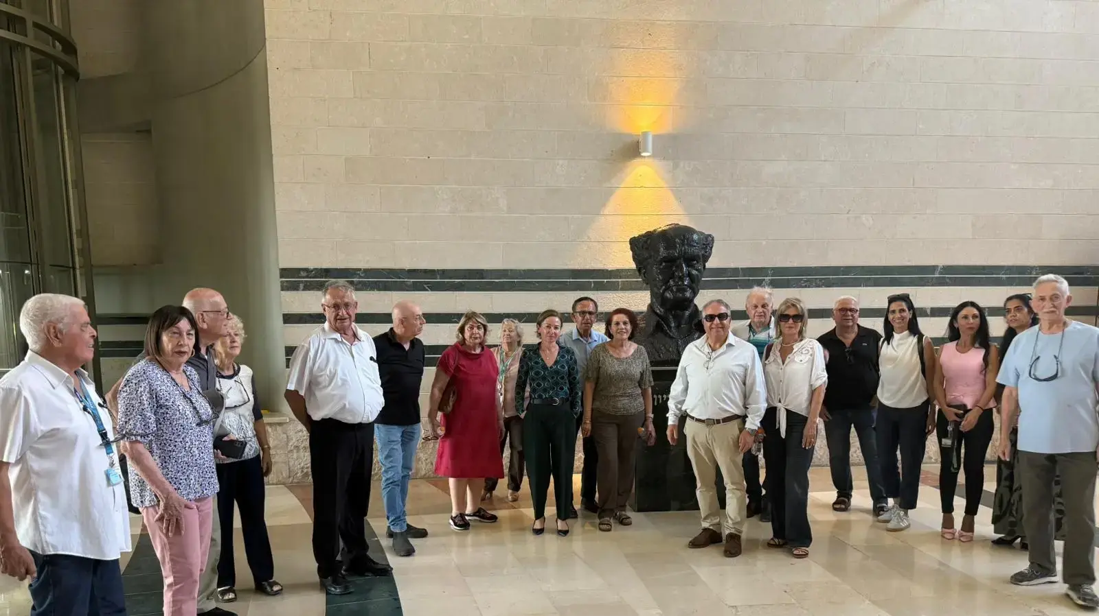 אחרי סיור קשה בין הריסות הטיל האירני ידידי סורוקה הרימו כוסית לשנה החדשה