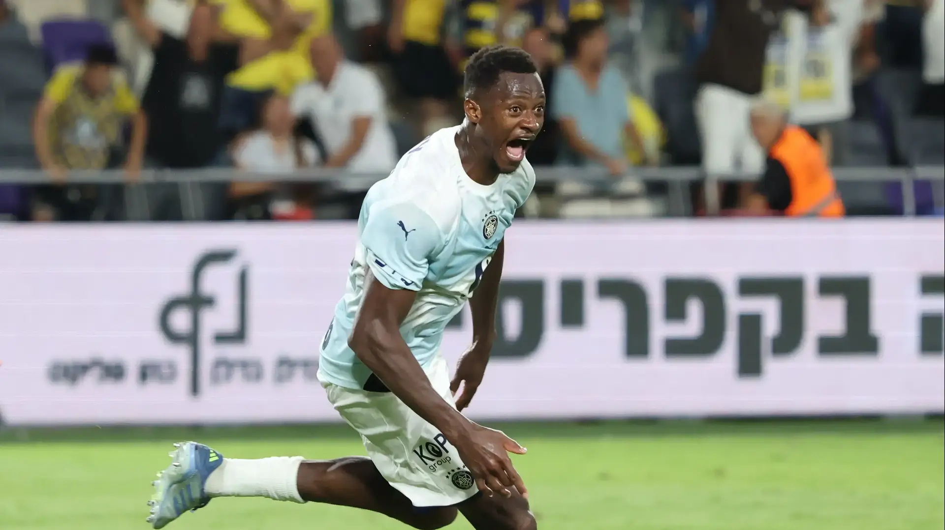 מוחמד עלי קמארה חוגג את שער הניצחון של מכבי תל אביב