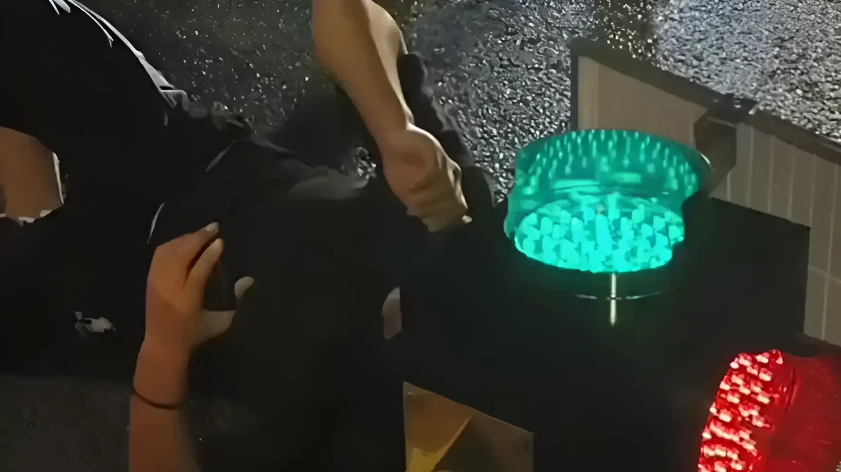 גבר שהראש שלו נתקע בתוך רמזור גבר שהראש שלו נתקע בתוך רמזור