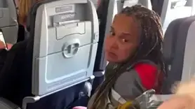 נוסעת אמריקן איירליינס הודבקה למושב בסלוטייפ נוסעת אמריקן איירליינס הודבקה למושב בסלוטייפ