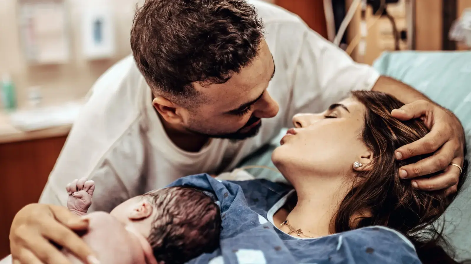 מאור ונאור אדרי עם בתם החדשה. לבוקסה