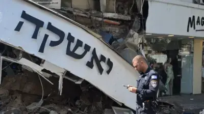 מרפסת התרסקה על מסעדה בתל אביב