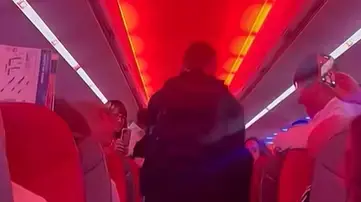נוסע נגרר בטיסה ממנצ'סטר