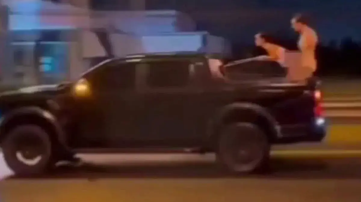 זוג רוסי מקיים יחסי מין בטנדר נוסע בפוקט, תאילנד