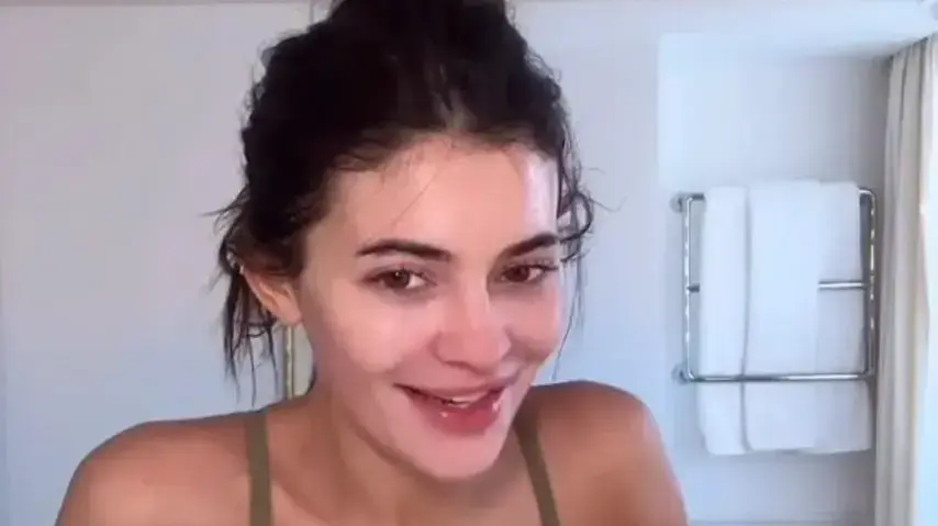 קיילי ג'נר טובלת את הפנים במי קרח