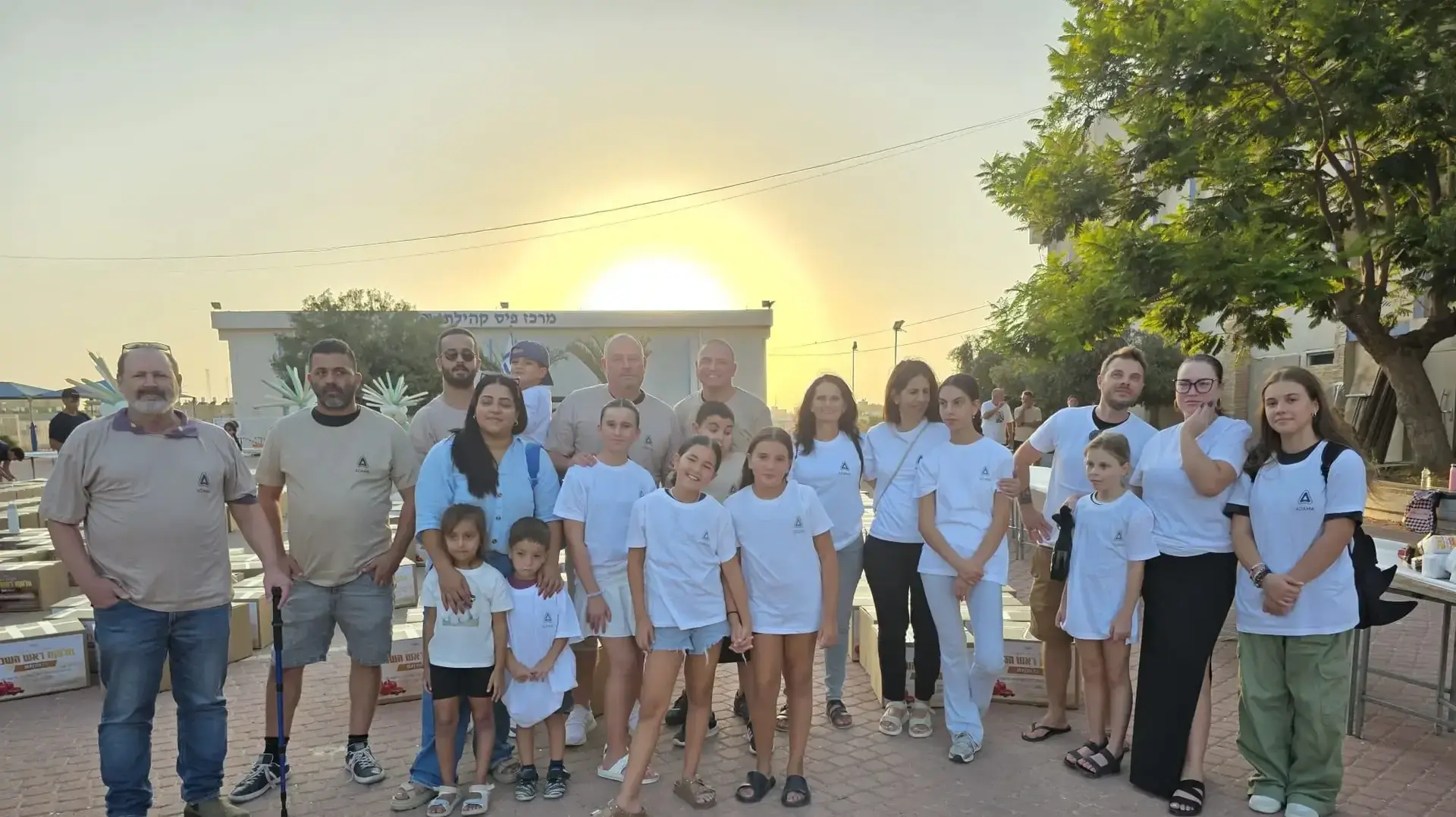 עובדי אדמה מכתשים חילקו מאות סלי מזון למשפחות בבאר שבע לקראת החג